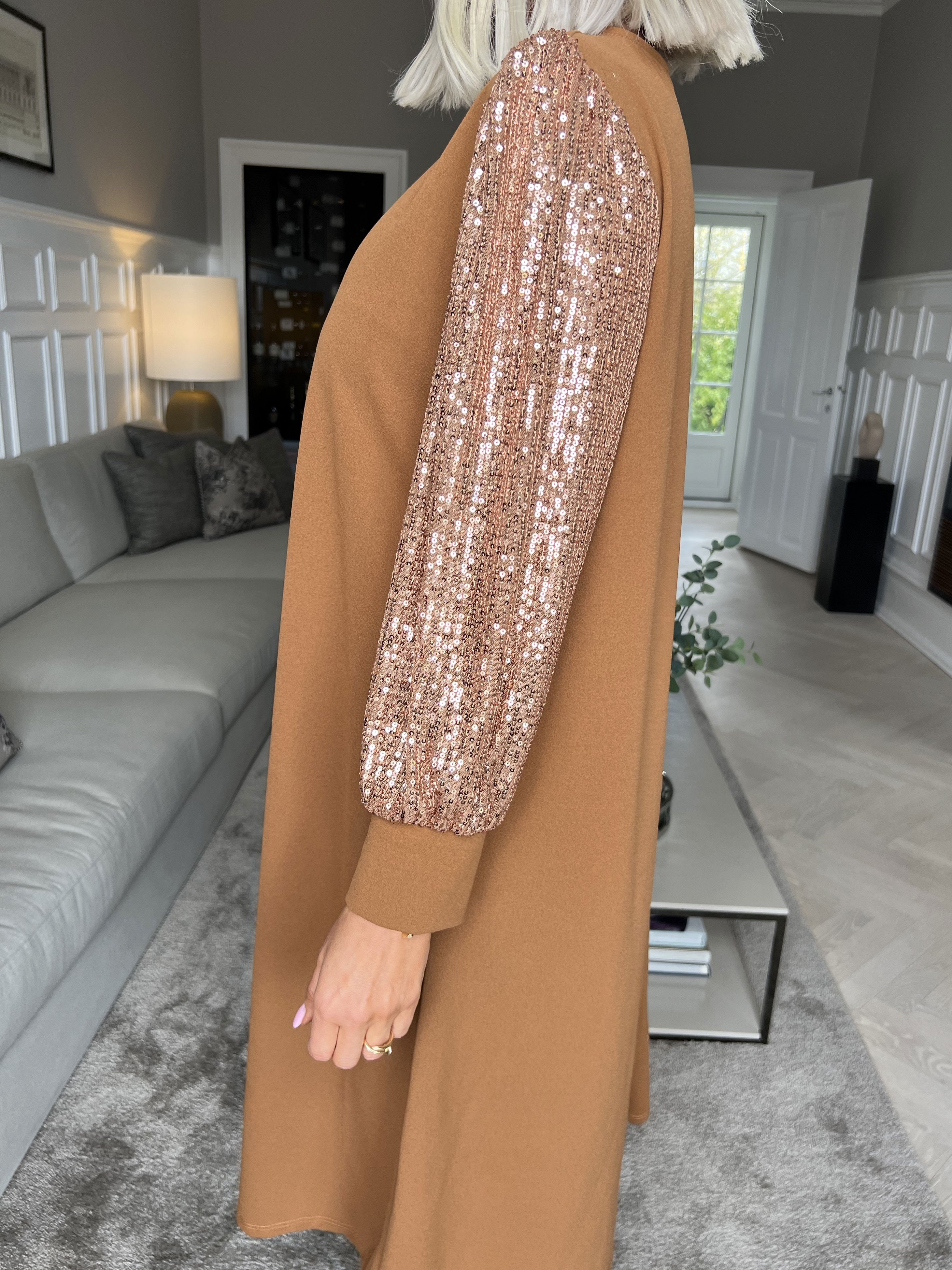 Djamila - Smuk kjole med paillet ærmer